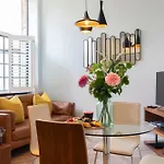 Elliot Oliver - Stylish 2 Bedroom Town Centre Apartment