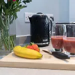 Elliot Oliver - Cosy 2 Bedroom Town Centre Apartment
