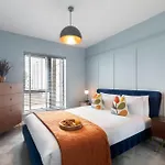 Elliot Oliver - Cosy 2 Bedroom Town Centre Apartment
