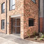 Elliot Oliver - Cosy 2 Bedroom Town Centre Apartment