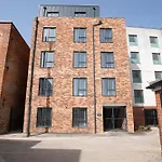 Elliot Oliver - Cosy 2 Bedroom Town Centre Apartment