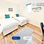 Premium Offer L Last-Minute Escape L Aj Properties L High Street Cheltenham L Parking L Ideal For Short Or Long Stays - Town Centre Apartment, 4 Beds, 1 Bathroom