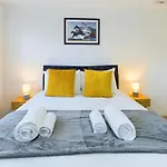 Signature Stays Accommodation - Cheltenham - Large 4 Bed House With Parking - Racecourse Accommodation