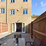 Signature Stays Accommodation - Cheltenham - Large 4 Bed House With Parking - Racecourse Accommodation