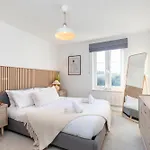 Cosy 2-Bed Apartment In Tivoli
