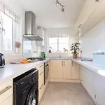 Cosy 2-Bed Apartment In Tivoli