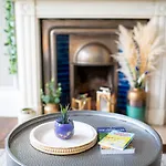 Stylish Grade II Listed Apartment: The London