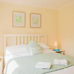 Central 2 Bed House W/ Garden And Free Parking!