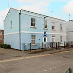 Stunning 2 Bed With Private Patio And Free Parking