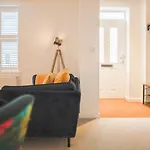 Stunning 2 Bed With Private Patio And Free Parking