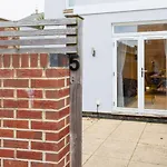 Stunning 2 Bed With Private Patio And Free Parking