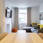 Bright & Airy 2Bd - 10 Mins Walk To Chelt Centre!