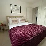 Fabulous Central Apartment! Spacious, Parking