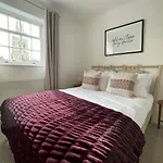 Fabulous Central Apartment! Spacious, Parking