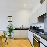 Arcadia House, Central Location With Parking, King Size Bed And Wifi
