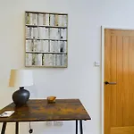 Arcadia House, Central Location With Parking, King Size Bed And Wifi