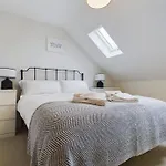 Arcadia House, Central Location With Parking, King Size Bed And Wifi