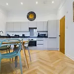 Arcadia House, Central Location With Parking, King Size Bed And Wifi