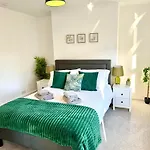 2-Bedroom House In Cheltenham Town Centre