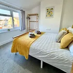 2-Bedroom House In Cheltenham Town Centre