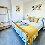 2-Bedroom House In Cheltenham Town Centre