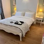 Beautiful Modern Central Flat