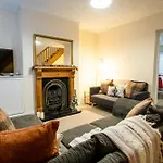 Edwards House, Sleeps 5 In 3 Bedrooms, Bath Road, Cheltenham