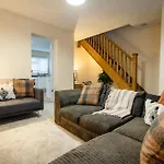 Edwards House, Sleeps 5 In 3 Bedrooms, Bath Road, Cheltenham