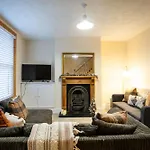 Edwards House, Sleeps 5 In 3 Bedrooms, Bath Road, Cheltenham