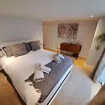 Charming Town Centre 2 Bed House