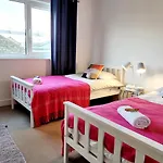 Cheltenham Town Centre Apartment, Private Parking