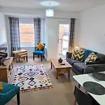 Cheltenham Town Centre Apartment, Private Parking