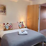 Cheltenham Town Centre Apartment, Private Parking