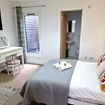 Cheltenham Town Centre Apartment, Private Parking