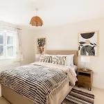 Pass The Keys Modern Stylish Family Home Private Garden