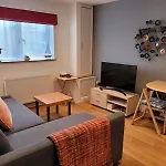 Cosy Quiet Two Bedroom House Near Town Centre