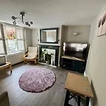 Stylish Garden Apartment In Central Cheltenham