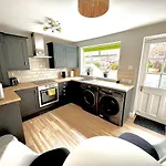 Stylish Garden Apartment In Central Cheltenham