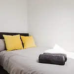 The Nook, Fairview, Cheltenham Town Centre-Parking & Garden