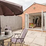 The Nook, Fairview, Cheltenham Town Centre-Parking & Garden