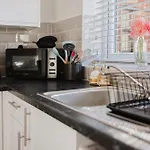 Corner House - Bright 2 Bed In Cheltenham