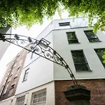 The Famous Apartments By Servicedlets