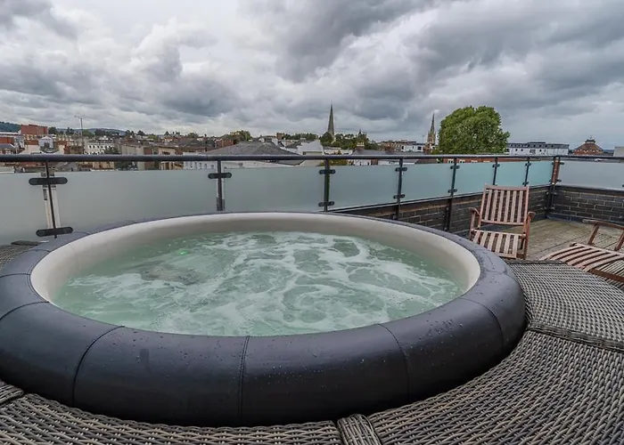 Central Penthouse With Hot Tub & Views 23