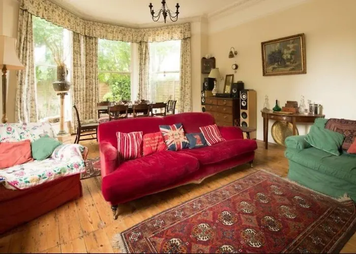 Lovely 3-Bed House In Cheltenham