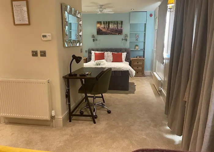 Studio Flat Central Cheltenham Parking Off Road