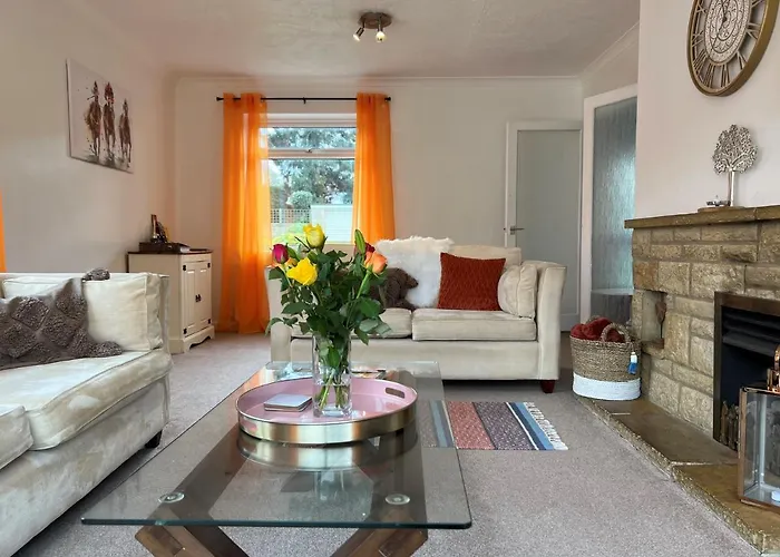 Charming 4-Bed House In Cheltenham Free Parking