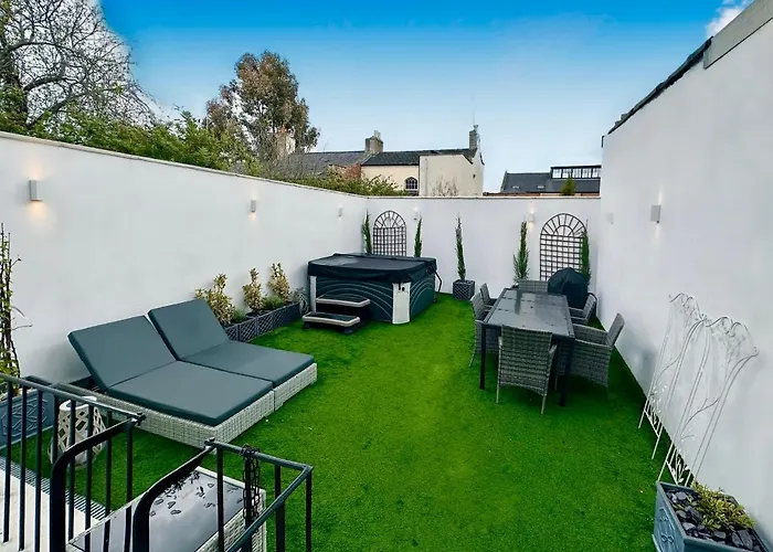 Gloucester Place Townhouse With Hot Tub!