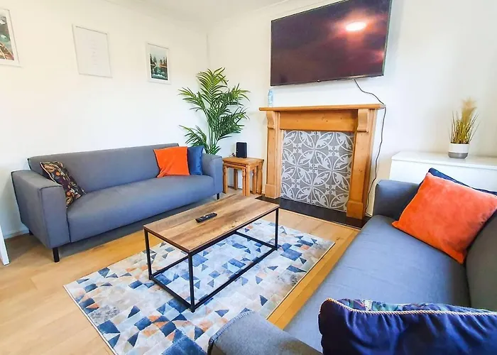 Impeccable 4-Bed House In Cheltenham