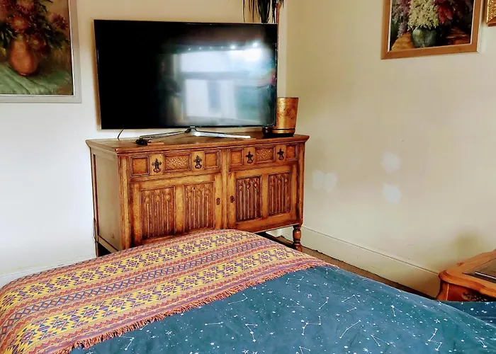 Racecourse Room In Cheltenham With Bathroom Access.