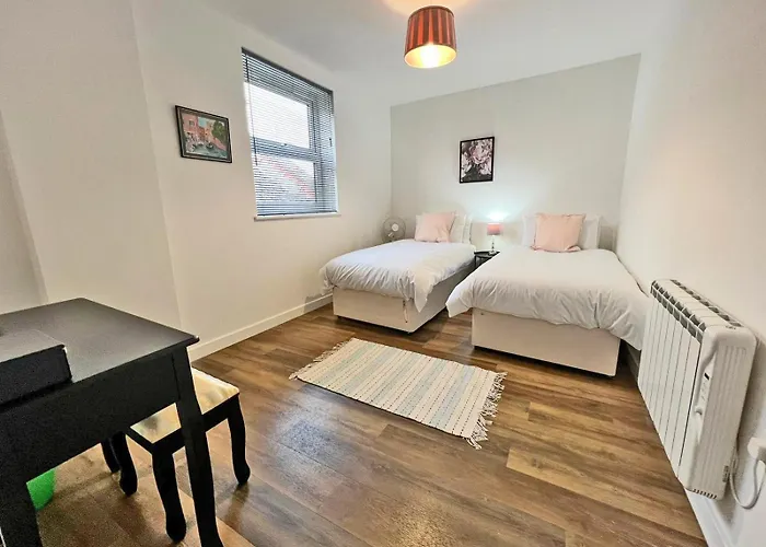 Immaculate 2-Bed Apartment Town Centre